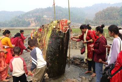  रूखको ठुटोबाट निरन्तर पानीका धारा झर्न थालेपछि स्थानीय चकित 